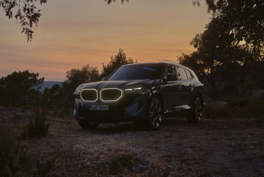 BMW XM dans la pénombre