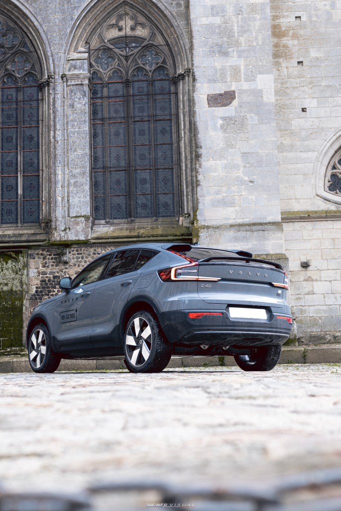 Volvo-C40-Recharge-trois-quart-arrière