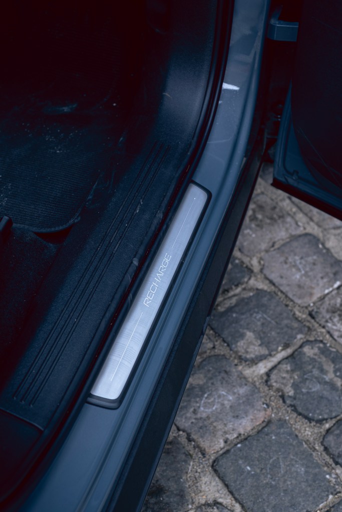 Volvo-C40-Recharge-baguette-de-porte