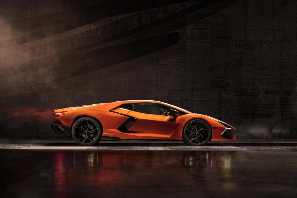 Lamborghini-Revuelto-profil