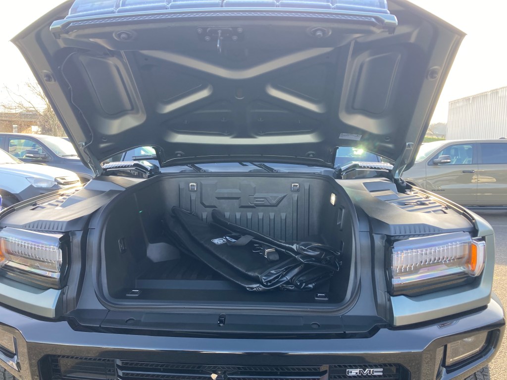 HUMMER EV coffre ouvert